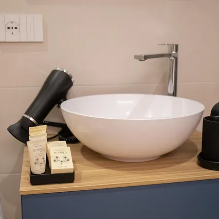 Romantic White - 5 Minutes From The *